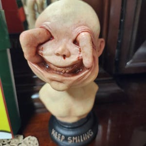 微笑む赤ちゃんの不気味な彫刻、ホラーな装飾 - Etsy 日本