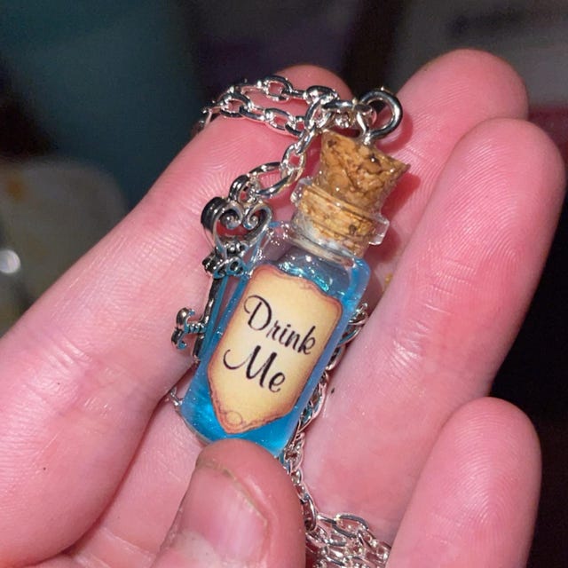 Llife　QUILLE BOTTLE NECKLACE Handmade Drink Me Bottle Necklace - Alice's Adventures in