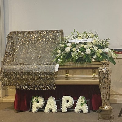 Grandad Wreath Made In Rainbow Coloured Flowers - Funeral Flowers - Foto 6