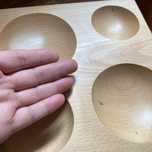 4つの丸い刻印が付いた大型木製ダッピングブロック。ジュエリー