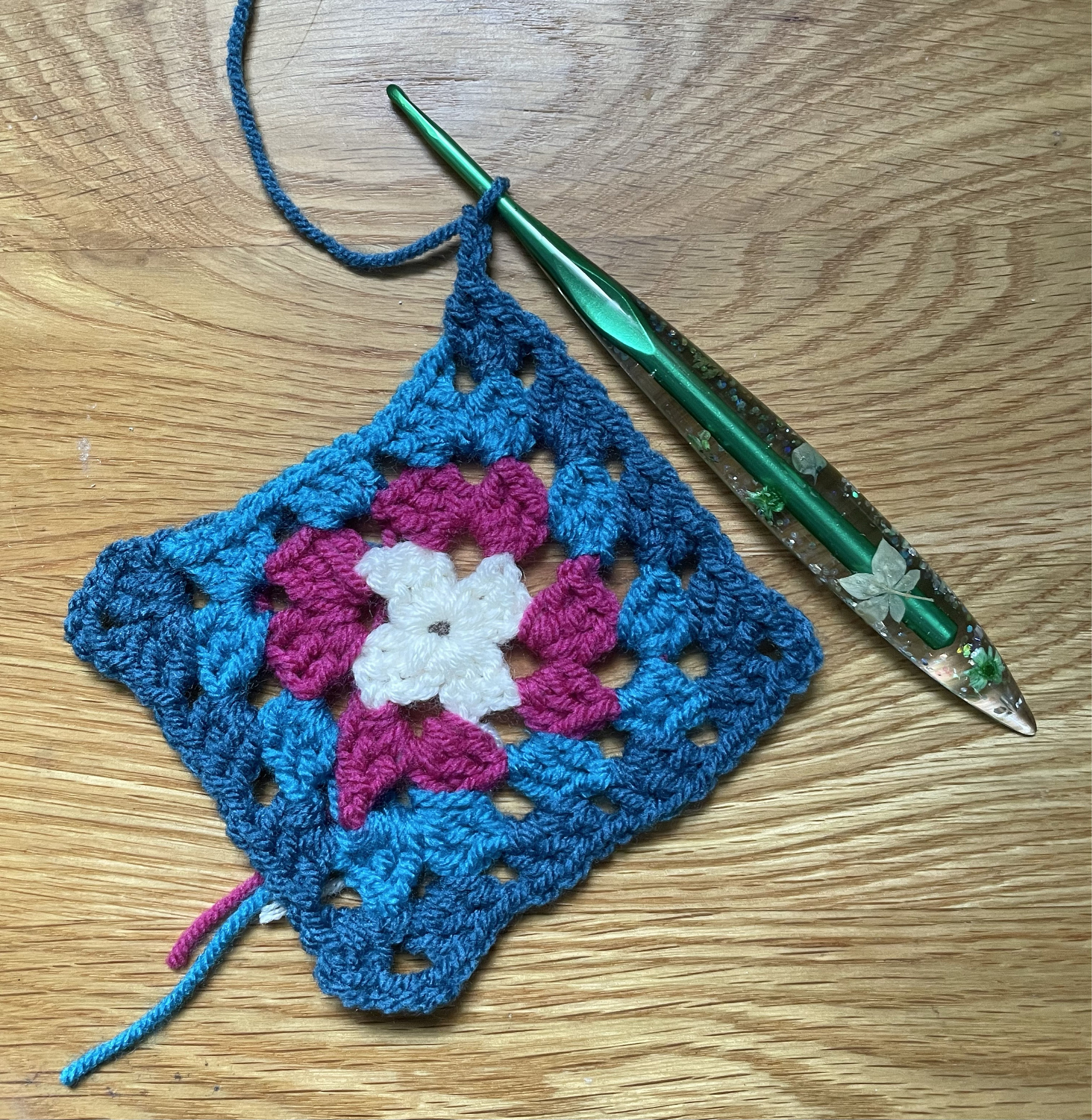 Handcrafted Resin Crochet Hook with Real Flowers and Glitter Accents, Perfect Gift for Crochet Enthusiasts, Unique & Stunning Craft Accessory