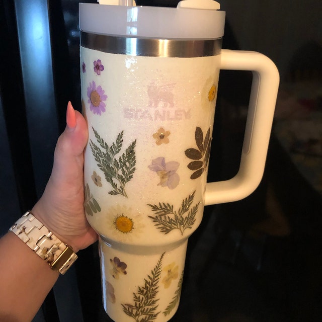 Pink 40oz tumbler with handle, Stanley Dupe with hand painted flower  dasies, Imagine, one of a kind floral wildflower design, water bottle