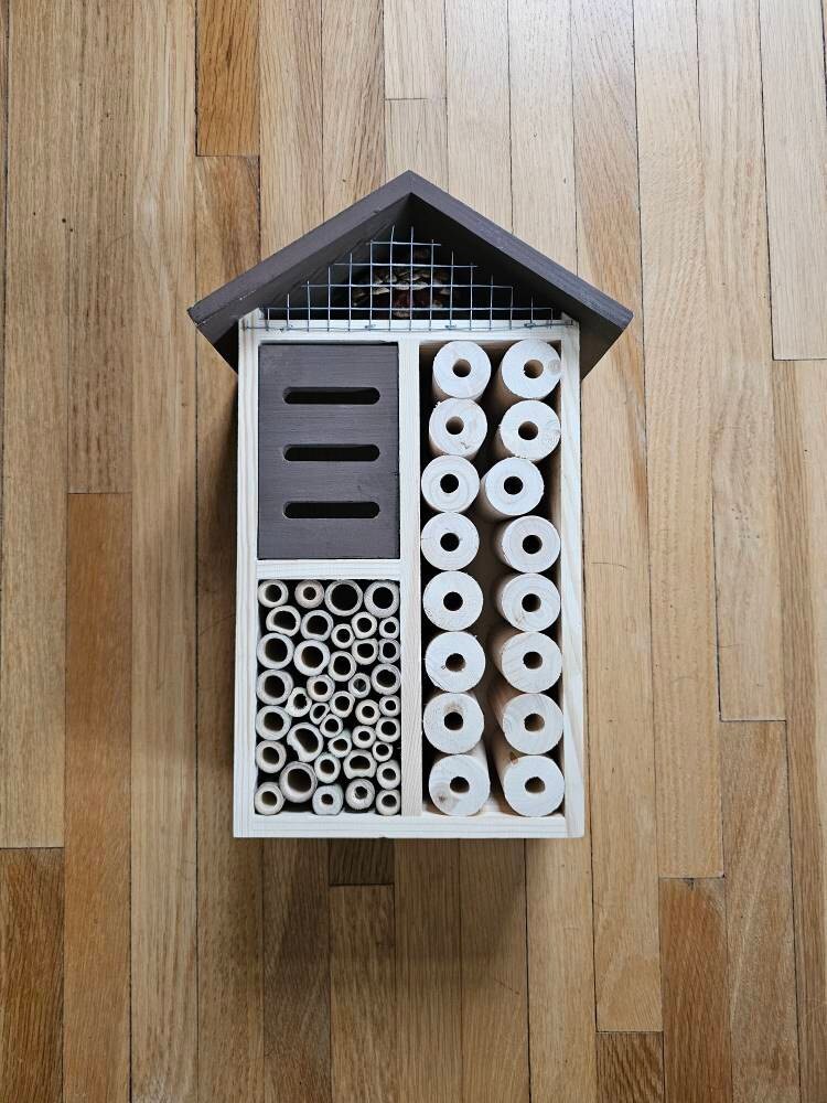 Sunny Pollinator Hotel Mehrzimmerhaus - Blattschneider &amp; Mauerbienen Insektenhabitat Einheimische Gärten Bio-Garten Gärtner Natur Geschenk
