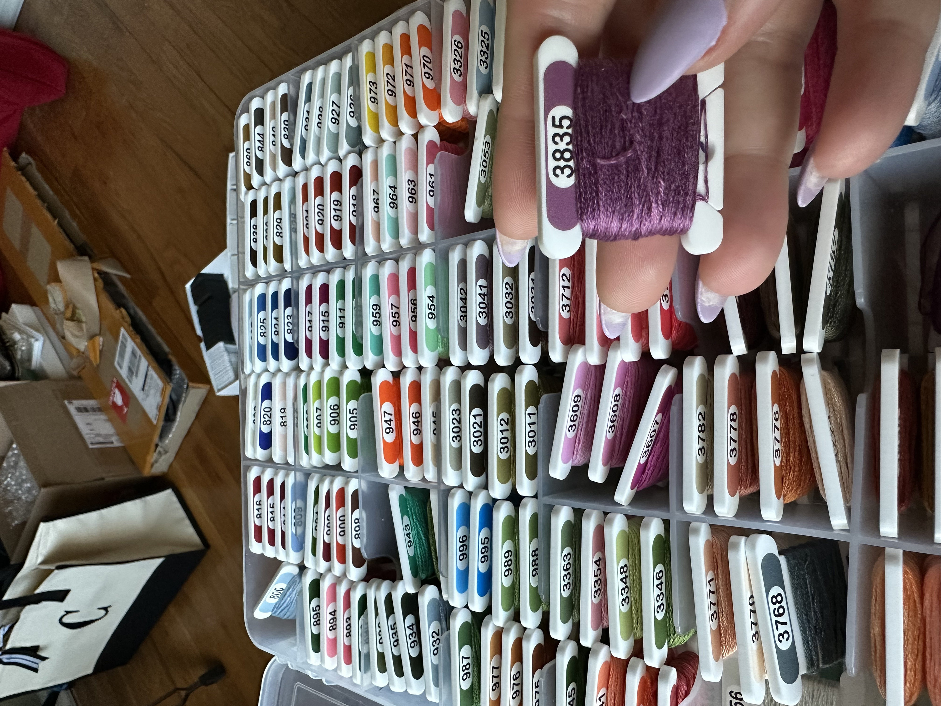 3-mm-Acrylspulen mit aufgedruckter Nummer und Farbmuster für DMC – kleine Sets (nur 84 Spulen – kein Garn enthalten)