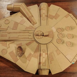 段ボールと厚紙で作るミレニアム・ファルコン宇宙船DIYプラン - Etsy 日本