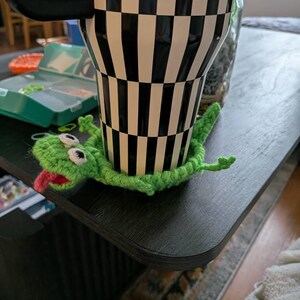 HoppersのTomにインスパイアされた、かぎ針編みのトカゲの楽しい