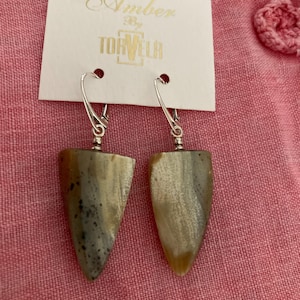 天然バルト海産琥珀の緑色のイヤリング。小さなビーズのファセット加工