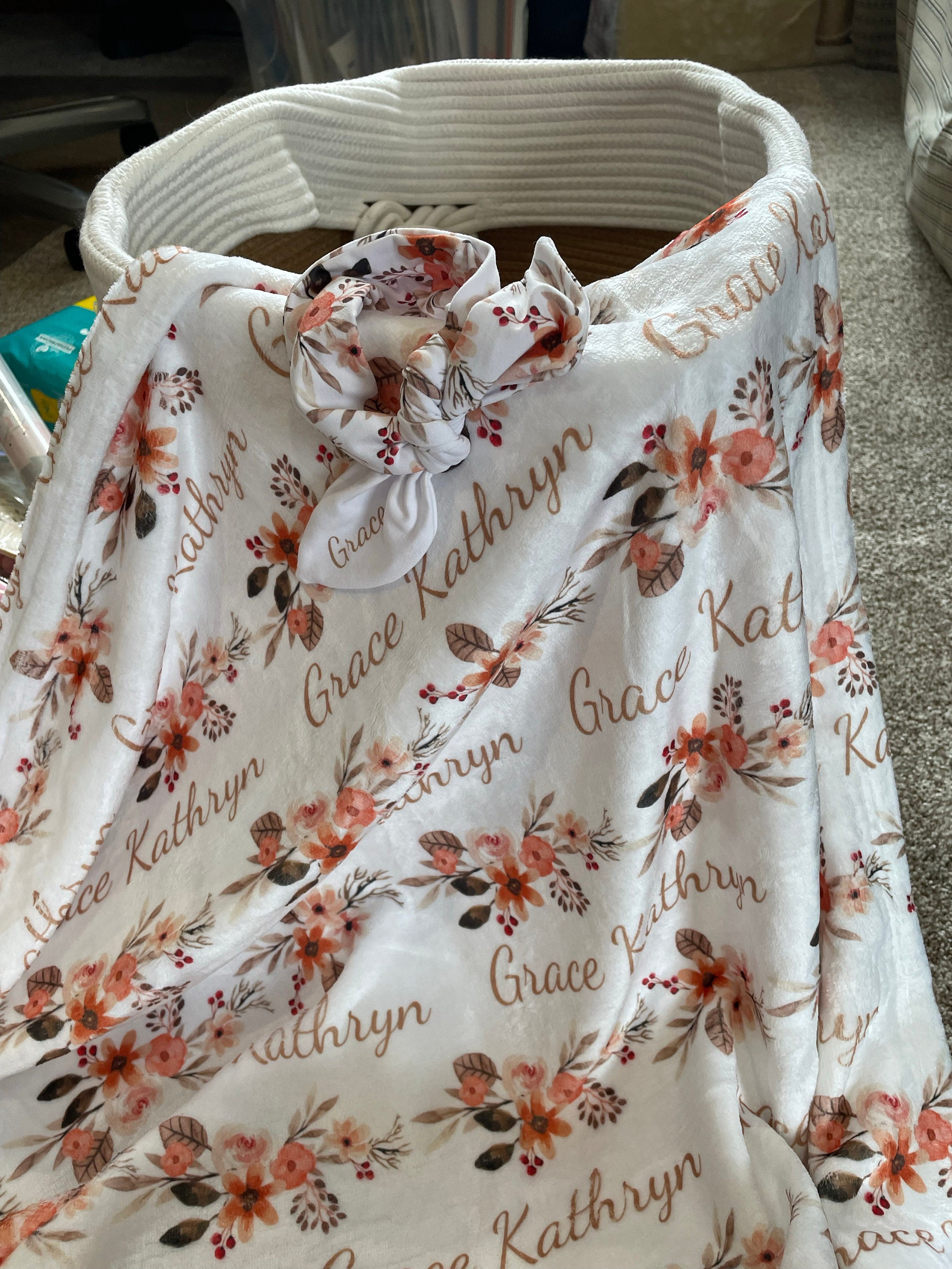 PERSONALISIERTE Wickeldecke mit Pfirsich-Blumenmuster für Neugeborene, Mädchen, Coming-Home-Outfit, Name, Babydecke, Babyparty-Geschenk, Krankenhaus-Foto-Outfit