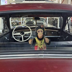 幽霊が出る陽気なチンパンジーの猿人形：ホラーおもちゃの小道具