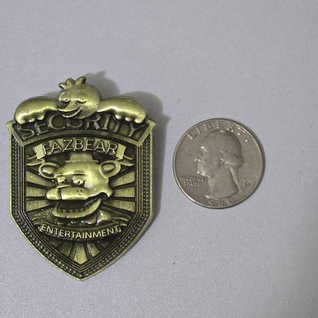 Badge FNAF – Fazbear Entertainment – Badge De Sécurité Métal 6,3 Cm – Fan Five Nights At Freddy’s – Collection