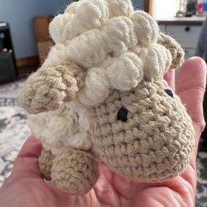 かぎ針編みの羊のキーホルダー：手作りの羊の編みぐるみバッグ