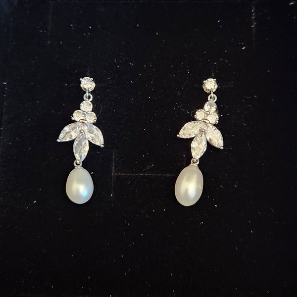 Pearl Drop Necklace main image 1