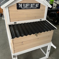 Cartello Gallinaio The Fluffy Butt Hut – Targa In Metallo Rustico 40x10cm Con Scritta Divertente, Idea Regalo Originale Per Decorazione Interni/Esterni, Perfetto Per Pub, Bar O Casa