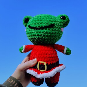 かぎ針編みのパターン - サンタカエルのフィポ、カエルのぬいぐるみ