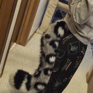 リアルなフェイクファーの白とグレーのユキヒョウの耳と尻尾のセット