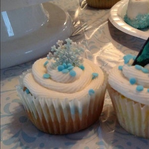 50 Decorazioni Per Cupcake A Forma Di Fiocco Di Neve - Bianche E Blu - In Carta Wafer Per Tema Invernale E Frozen - Confezione In Scatola Di Plastica