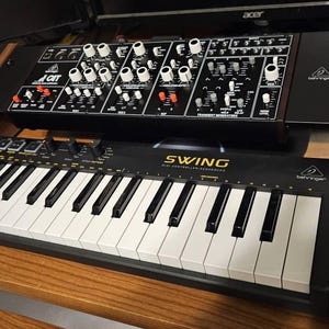 Arturia Keystep およびシンセラックスタンド Behringer Pro-800