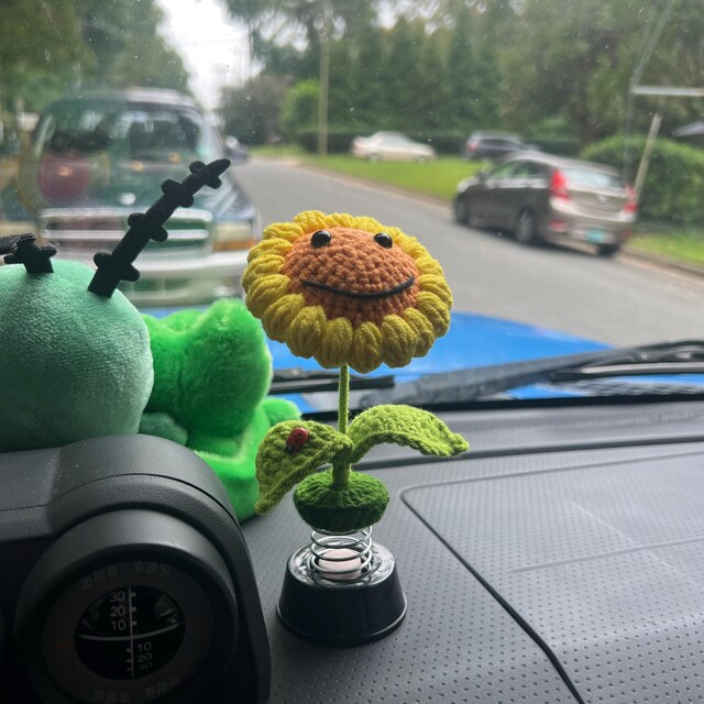 Crochet Sunflower Car Dashboard Bobblehead, Smiley Flower Car
