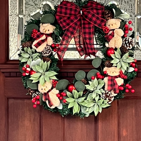 Guirlanda de Natal com Urso, Laços Vermelhos e Pinhas