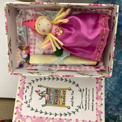 Red Ridinghood's Animal Hospital 3D Puzzle - Book And Toy Set For Kids