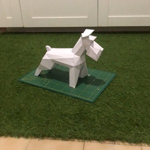 シュナウザー犬のペーパークラフトキット、DIYペーパー彫刻、ローポリ
