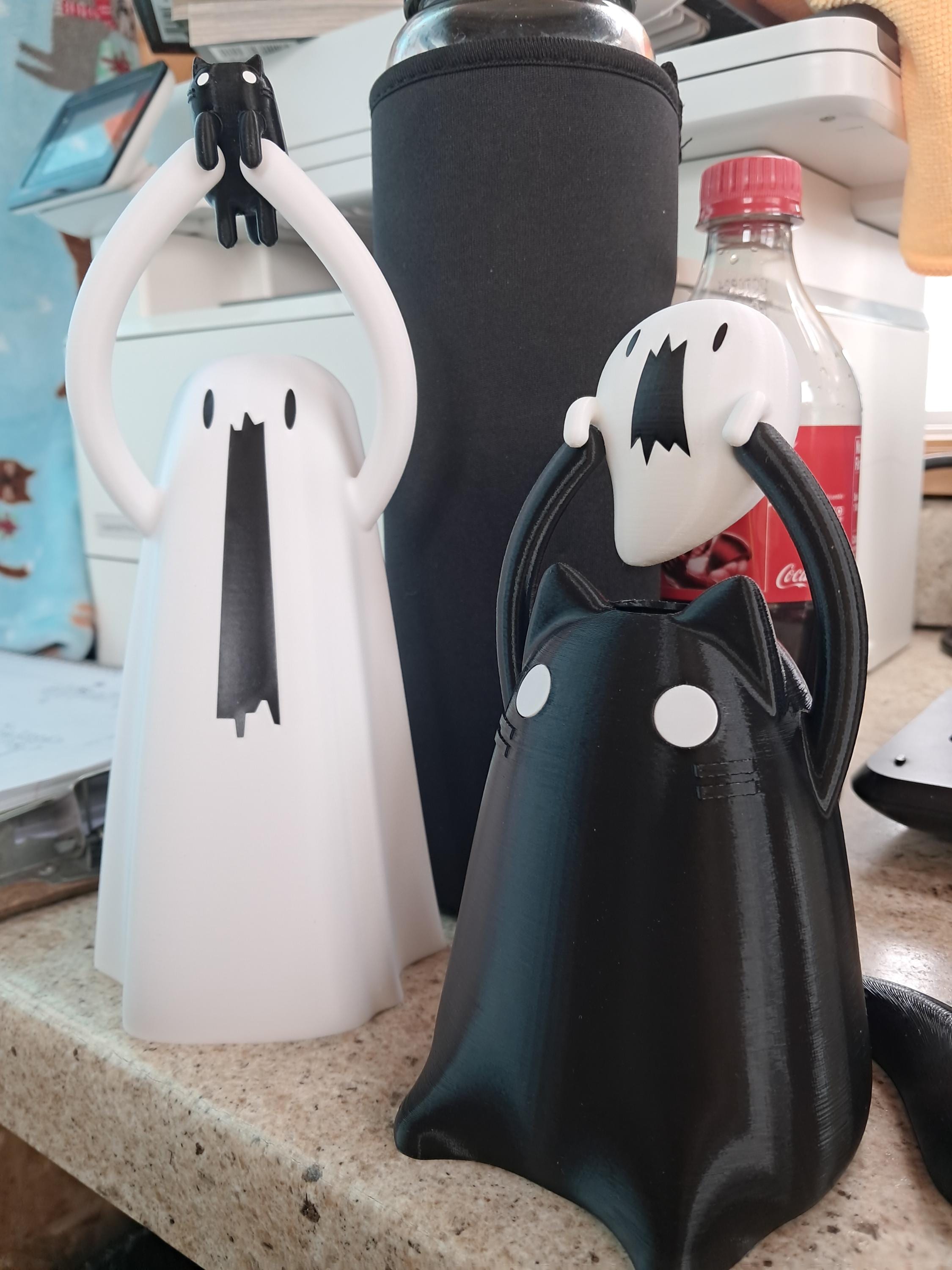 Ghost Holding a Kitty Lamp, BEHOLD! Halloween Figurine LED Nightlight Decoration, Remote Cute October Desk Figure, Spooky Trick-or-Treating