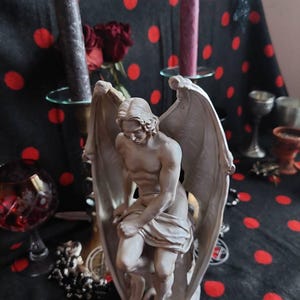 悪の天使。手描きの彫刻作品。ジョセフ・ギーフス作「ルシファー