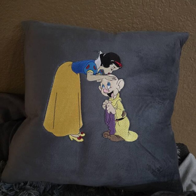 白雪姫が間抜けな頭にキスをする刺繍デザイン、プリンセスの刺繍