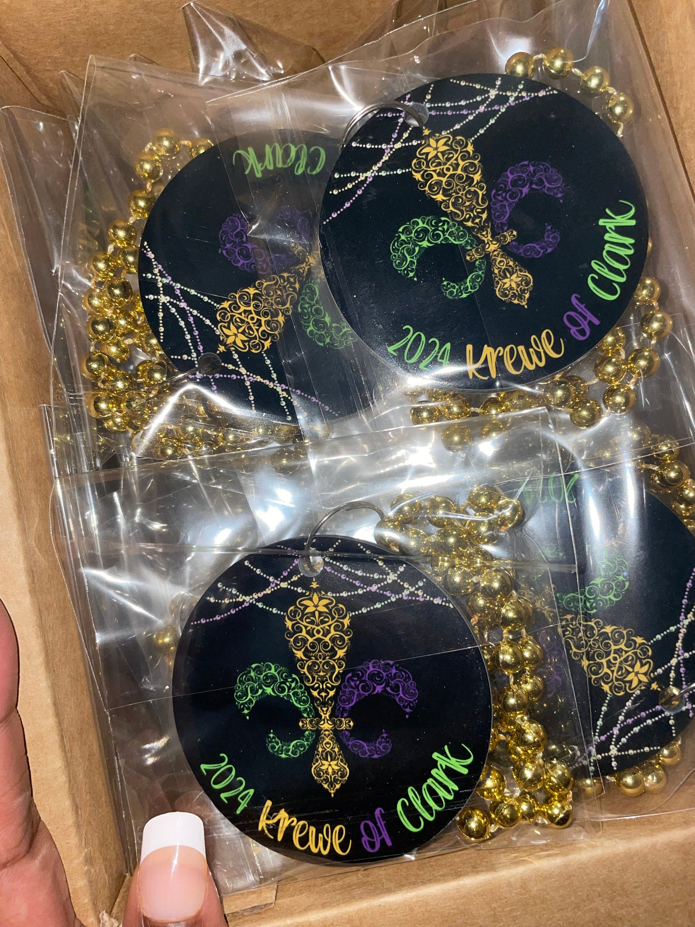 EINSEITIGE Mardi Gras-Halskettenmedaillons – Individuell gestaltet mit farbigem Design (verwenden Sie ein vorgefertigtes Design oder senden Sie Ihr eigenes ein). Großpackungen.