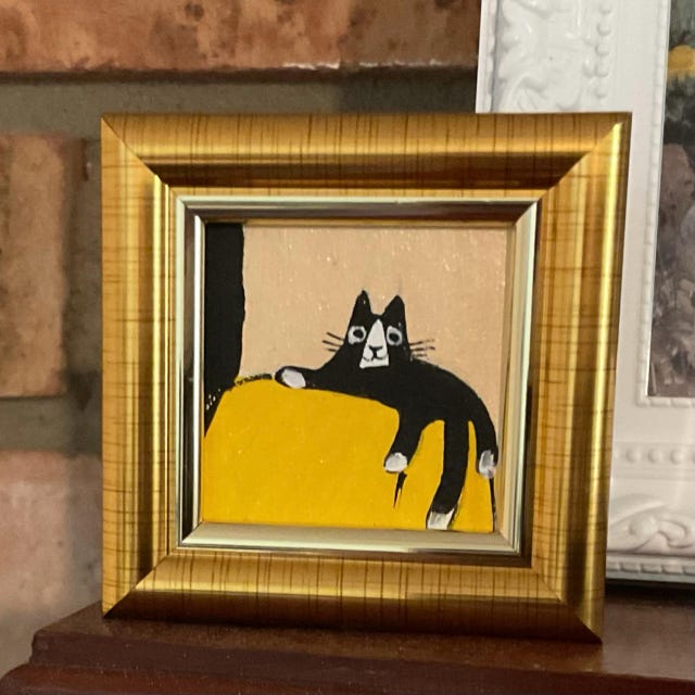 黄色い椅子に座るミニ黒猫の油絵：オリジナルの手作り額入りアート（2
