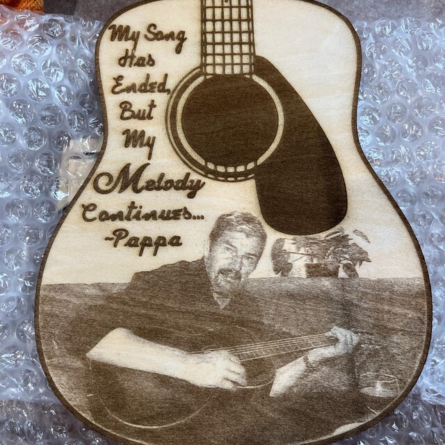 ギターを持った人物の鉛筆画　インテリア　A4サイズ　額縁 Laser Engraved Acoustic Guitar Shaped Wood Photo/engraved