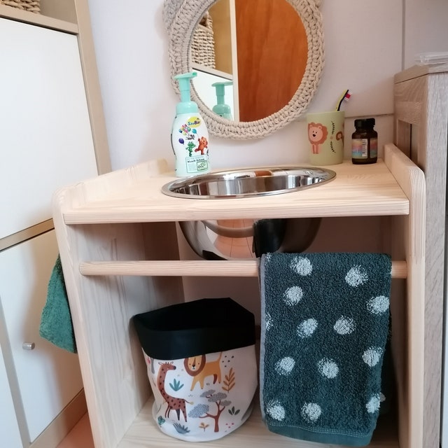 Installer une salle de bains Montessori avec un lavabo d'apprentissage