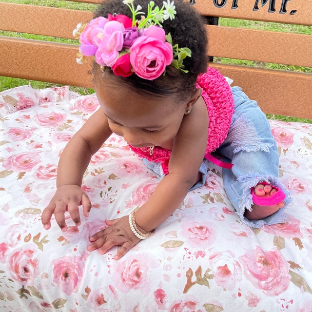 Bebé recién nacido con diadema de flor rosa caliente: fotografía de stock ©  katrinaelena #35975415
