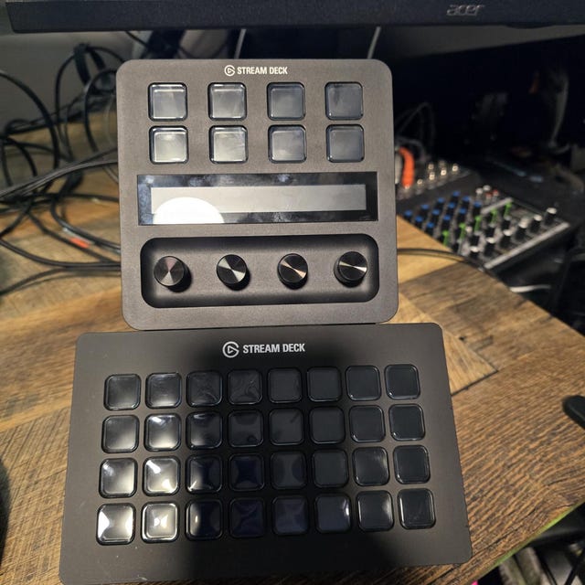 Stream Deck XL と Stream Deck Plus スタンド - 2 つのバージョン