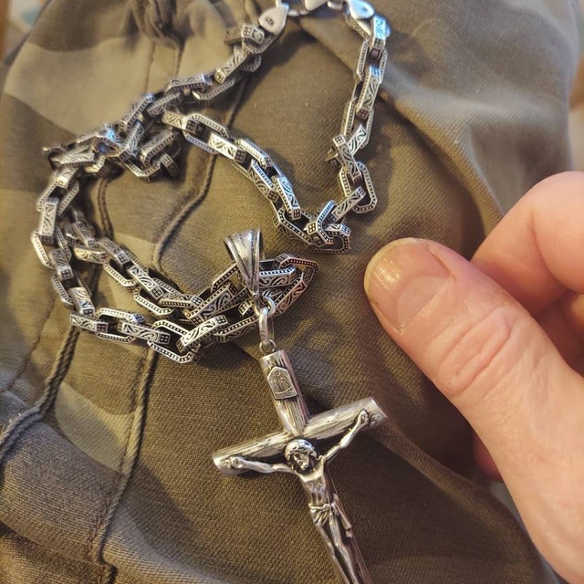 Grande Croix De Saint Benoît Avec Christ En Croix - Ton Argent, Chaîne à Billes 70cm - Inscriptions Latines De Protection
