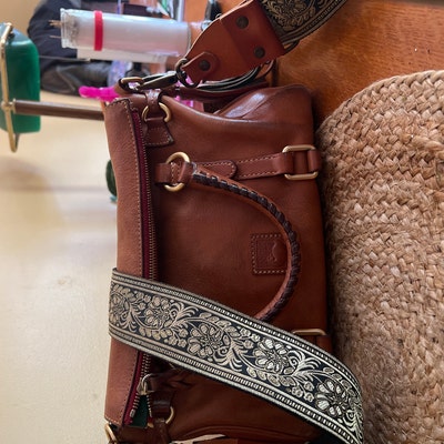 Stylish Women’s Leather Crossbody Handbag with Adjustable Guitar Strap for Versatile Fashion