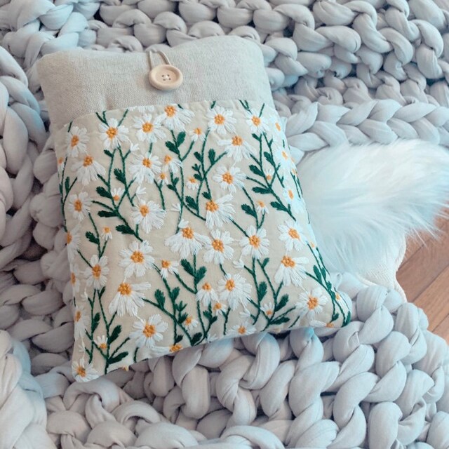 刺繍入りデイジー柄リネンブックスリーブ – 手作りパッド入りブック