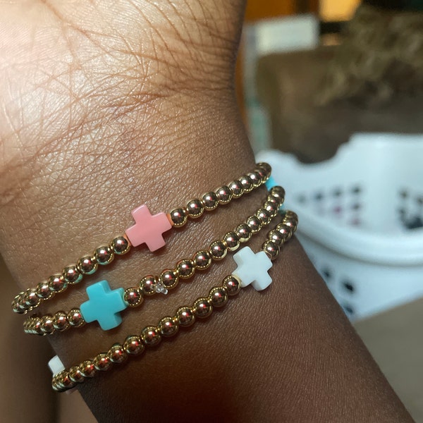 GOLD CROSS & COTTON PEARL BRACELET main image 1