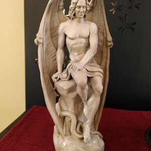 悪の天使。手描きの彫刻作品。ジョセフ・ギーフス作「ルシファー