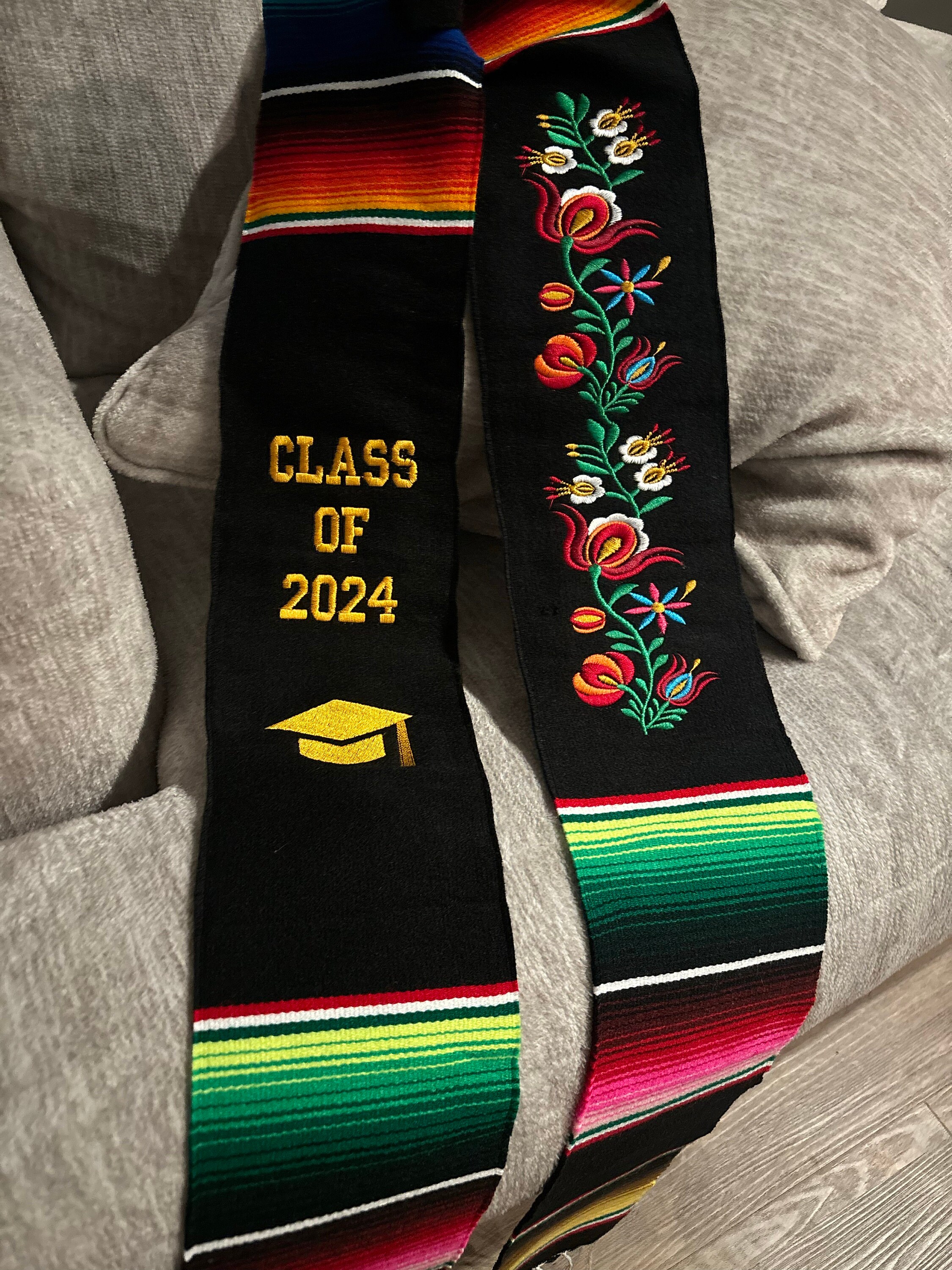 Mexikanische Abschlussstola mit Blumenstickerei, Sarape. Abschlussstola. Mexikanische Abschlussstola. Abschlussstola. Abschlussklasse 2025. Blumenstola