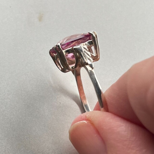 Bague Entre Doigts sertie d'un saphir Padparadscha et d'une opale