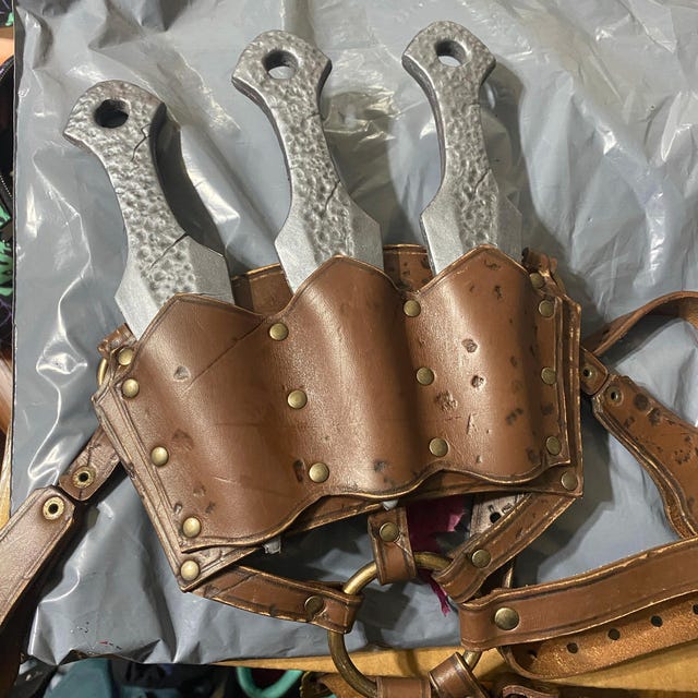 レザー太ももホルスター：アサシンLARPクナイシース、ナイフ付属