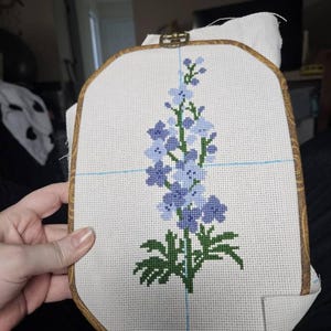 ラークスパーのクロスステッチパターン、7月の誕生花（PDFパターン