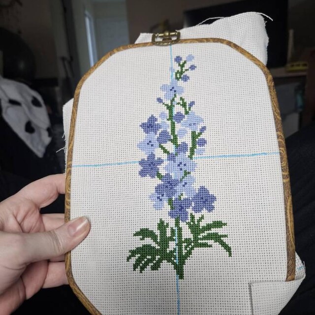 ラークスパーのクロスステッチパターン、7月の誕生花（PDFパターン