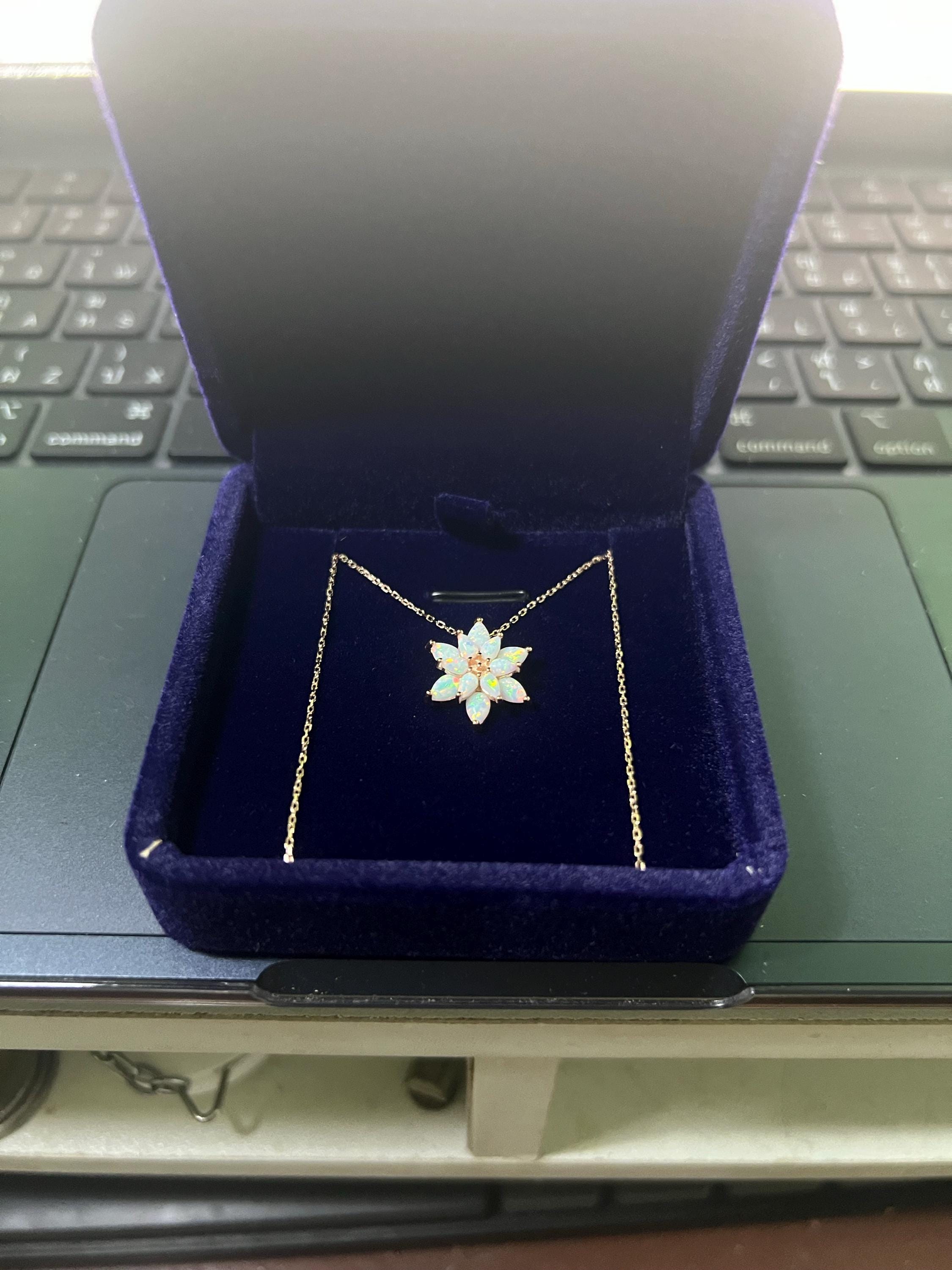 OpalBlumen Halskette, Zierliche Opal Halskette, OpalBlumen Halskette, Weiße Opal Halskette Gold, Muttertagsgeschenk, Brautjungfern Halskette, Geschenk für sie
