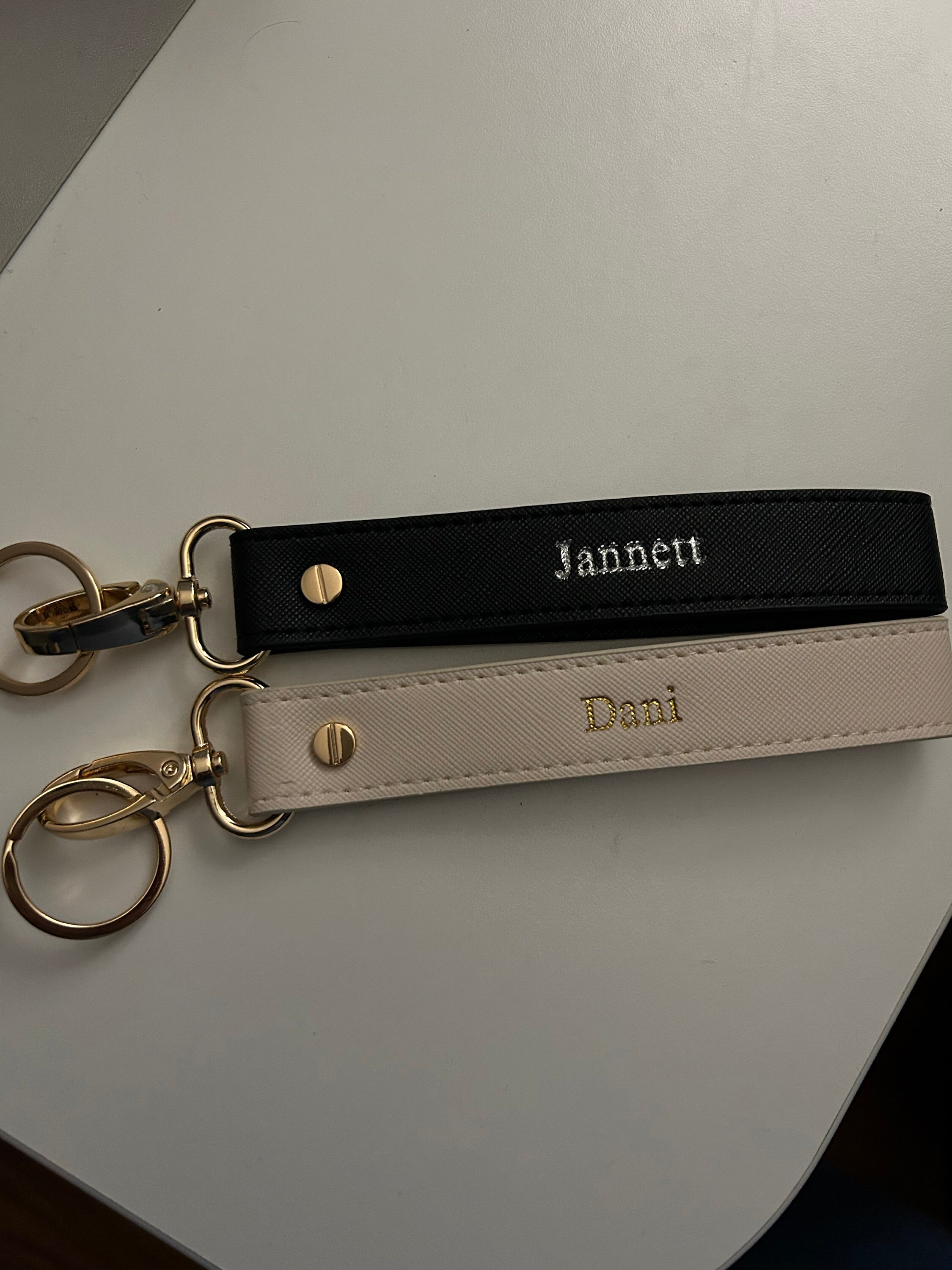 Personalisierter großer Loop-Schlüsselanhänger - Personalisierter Schlüsselring - Armband-Schlüsselanhänger - Taschenanhänger - Autoanhänger - Geschenke für Sie - Gepäckanhänger