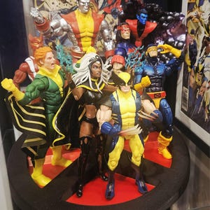 X-Menロゴディスプレイライザー（6インチアクションフィギュア用、3D