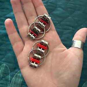 Think Link ™  Fidget Toy for adults children (multiple colors), Quiet Sensory Toy