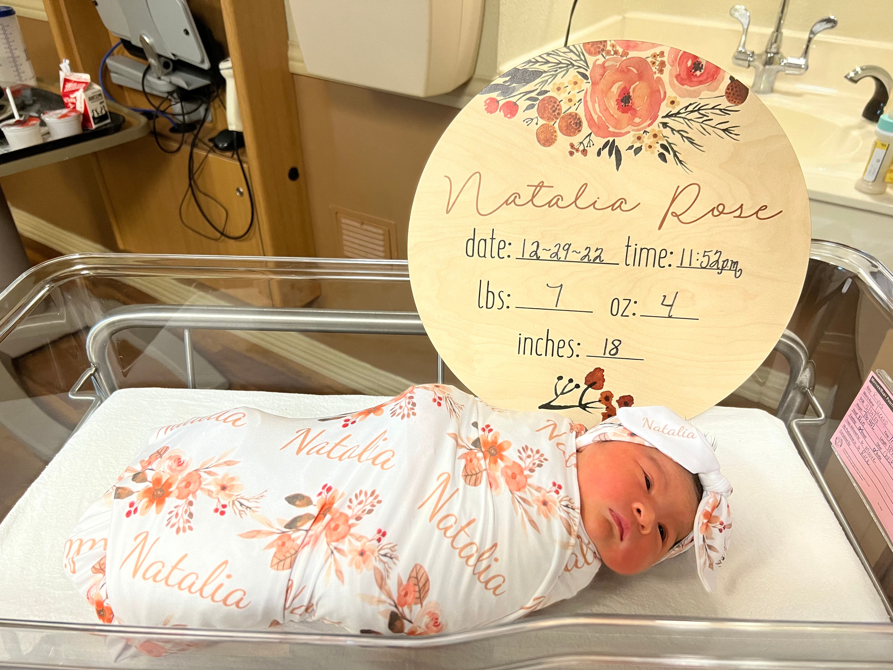 PERSONALISIERTE Wickeldecke mit Pfirsich-Blumenmuster für Neugeborene, Mädchen, Coming-Home-Outfit, Name, Babydecke, Babyparty-Geschenk, Krankenhaus-Foto-Outfit