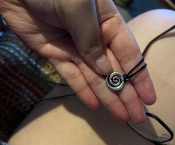 Pendente a spirale-Collana a spirale-Collana per uomo-Piccola spirale celtica-Gioielli mistici-Pendente cerchio della vita-Pendente etico a spirale-Tribale-Regno Unito